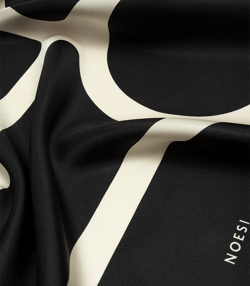 Foulard – Schwarz & Elfenbein Kräftige Linienführung